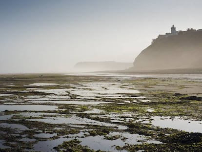 Marruecos, Sidi Ifni. La playa, el faro, y la ciudad sobre el acantilado.