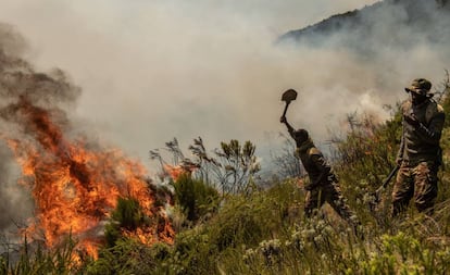 Soldados do exército queniano lutam contra um incêndio em março.