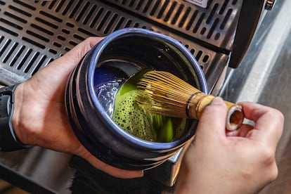 Una barista prepara un Matcha latte en Enomoto Coffee.