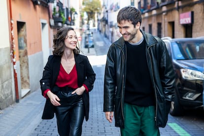 Elena Rivera y Ricardo Gómez pasean por Madrid una semana antes de emitirse el capítulo final de 'Cuéntame'.