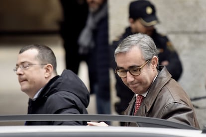 Diego Torres (d) llega acompañado de su abogado, Manuel González Peeters, a la Audiencia de Palma.
