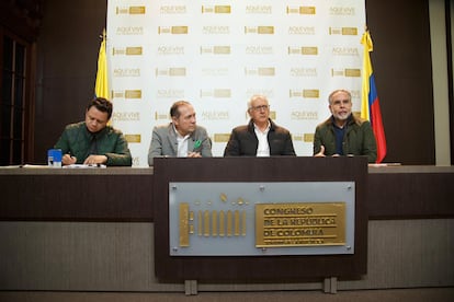 Los ministros Antonio Sanguino, Guillermo Alfonso Jaramillo y Armando Benedetti, al presentar la consulta.