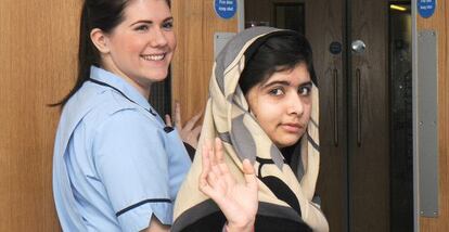 Una imagen de enero de Malala en el Queen Elizabeth Hospital de Birmingham.