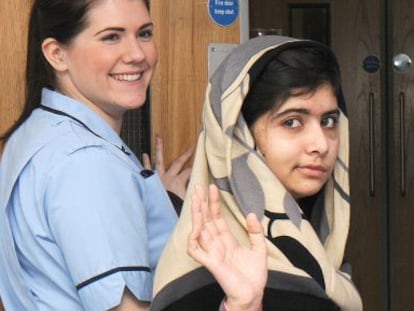 Una imagen de enero de Malala en el Queen Elizabeth Hospital de Birmingham.