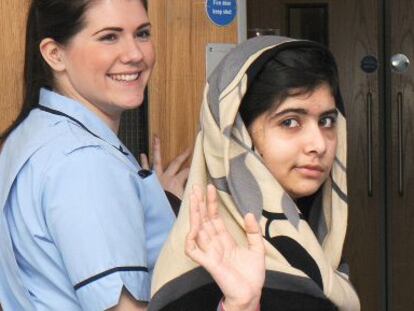 Una imagen de enero de Malala en el Queen Elizabeth Hospital de Birmingham.