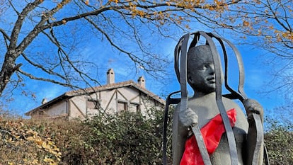 La obra 'Burka', una de las esculturas en El Valle de los Sueños, en el pueblo madrileño de Puebla de la Sierra.