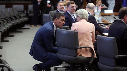 El presidente del Gobierno español, Pedro Sánchez, habla con al presidenta de la Comisión Europea, Ursula Von der Leyen, en la cumbre informal de líderes del pasado 3 de febrero.