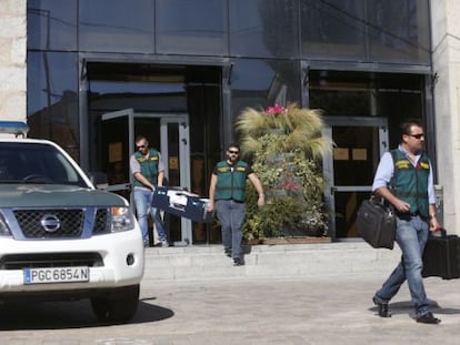 Agents de la Guàrdia Civil surten de l'escorcoll de l'Ajuntament de Villalba.