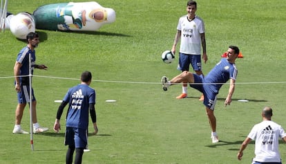 Roberto Ayala (i) durante un entrenamiento con Argentina.