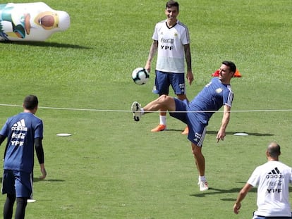 Roberto Ayala (i) durante un entrenamiento con Argentina.