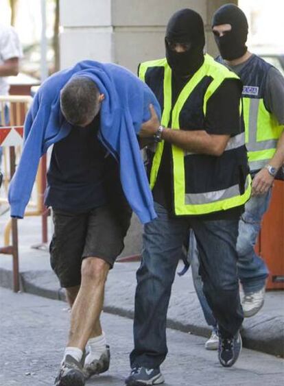 Dos agentes conducen al ex policía Lars Sepúlveda ante la juez, el martes pasado.