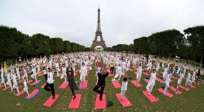 Sesión de yoga cerca de la Torre Eiffel en París (Francia), el 17 de junio de 2018.