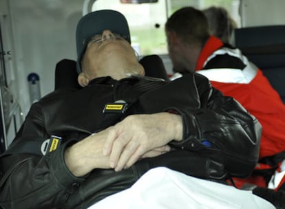 Foto tomada el 12 de mayo pasado, cuando el ex guardia nazi John Demjanjuk es trasladado en una ambulancia desde el aeropuerto de Munich a la prisión de Stadelheim tras su llegada a Alemania