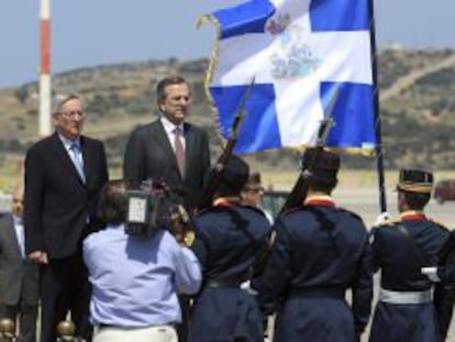 El primer ministro griego, Antonis Samaras (d), escucha el himno nacional junto a su hom&oacute;logo de Luxemburgo, Jean-Claude Juncker (i), a su llegada al aeropuerto de Atenas (Grecia), ayer lunes 10 de junio de 2013. 
