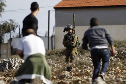 Un soldado israel grita mientras sostiene su arma durante los enfrentamientos con palestinos en el campo de refugiados de Jalazoun cerca de la ciudad cisjordana de Ramala.