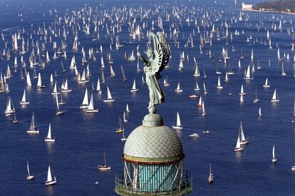 Barcos de navegación se reúnen en frente del puerto de Trieste para el comienzo de la regata Barcolana, en Italia.