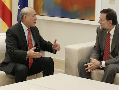 El presidente del Gobierno, Mariano Rajoy, con el secretario general de la OCDE, &Aacute;ngel Gurr&iacute;a, en La Moncloa.