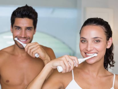 Una selección de modelos de cepillos de dientes eléctricos de las marcas Braun, Xiaomi, Fairywill y Philips.