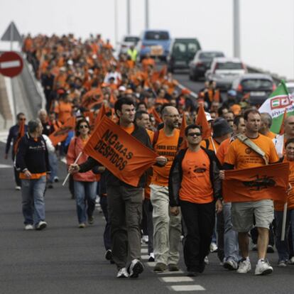 Protesta de los trabajadores de Visteon a su paso por el puente Ramón de Carranza.