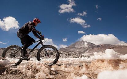 Ruta de bici de montaña en el volcán Ojos del Salado, el más alto del mundo, en Chile.