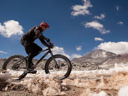 Rota de bicicleta de montanha no vulcão Olhos do Salgado, no Chile