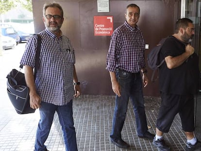 Juan Carlos Gim&eacute;nez (i) con otros trabajadores de Eulen, a su llegada a la asamblea este lunes.