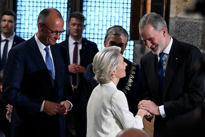 Rey Felipe VI saluda y Ursula von der Leyen