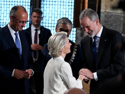 Rey Felipe VI saluda y Ursula von der Leyen