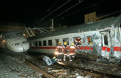 Un grupo de bomberos en el momento de entrar en el tren Catalunya Express, junto al primer vagón del Euromed, a la izquierda.