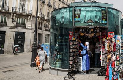 Uno de los quioscos abierto hace mes y medio en la Puerta del sol.