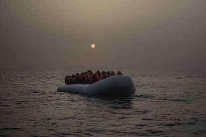 Refugiados africanos, en su mayoría de Sudán y Senegal, esperan a ser rescatados mientras navegan a la deriva en un bote de goma a 25 millas de la costa de Libia, el 23 de febrero de 2017.