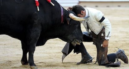 El rejoneador Roberto Armendáriz