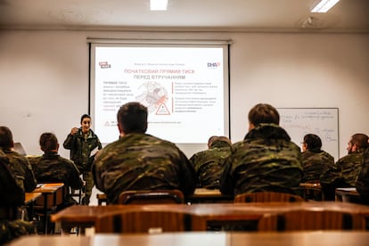 Un grupo de ciudadanos movilizados ucranianos atienden a la clase de medicina en combate que imparte el Ejército español en Toledo como parte de la EUMAM.