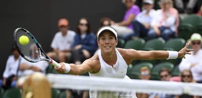 Muguruza devuelve una bola contra Alexandrova.