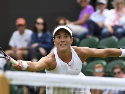 Muguruza devuelve una bola contra Alexandrova.