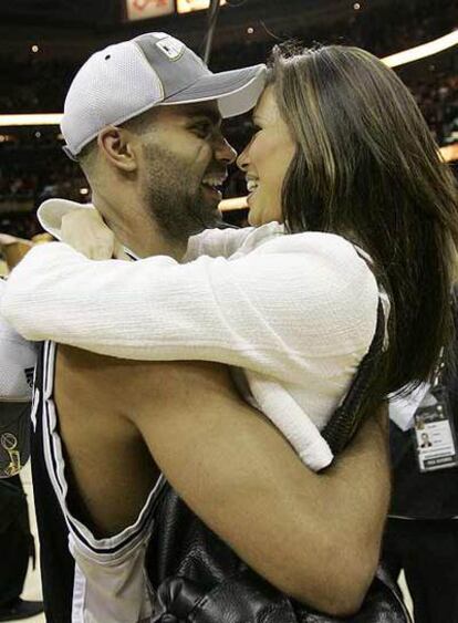 Tony Parker y Eva Longoria se besan durante la celebración del título de la NBA ganado por los Spurs.
