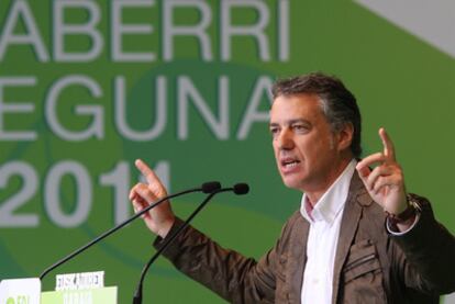 Iñigo Urkullu se dirige a los asistentes al acto del PNV en Bilbao.