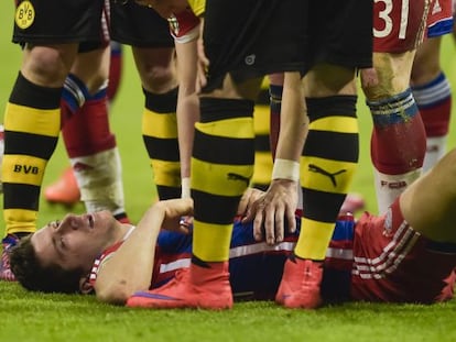 Lewandowski, en el suelo, tras chocar contra Langerak, portero del Dortmund.