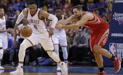 Westbrook, perseguido por Anderson.