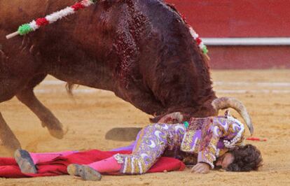 José Tomás, golpeado de forma brusca por el quinto toro de la tarde de la ganadería El Pilar.