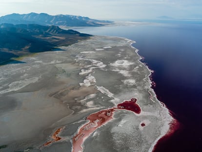 El aumento de la evaporación ha acelerado la pérdida de agua del lago, como se observa en el sobrevuelo en avioneta.