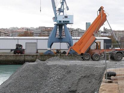 Uno de los rellenos llevados a cabo en el puerto de Vigo, en diciembre de 2009.