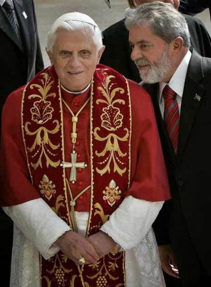 Lula conversa con el Papa en un acto celebrado ayer en São Paulo.