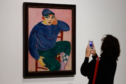 Una visitante frente a 'El joven marino (1906), de Matisse, expuesto en la muestra de la Fundación Louis Vuitton de París.