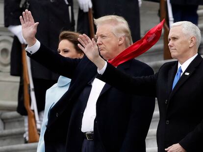 Trump, en la inauguraci&oacute;n, con otra cinta adhesiva en su corbata.