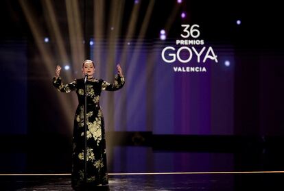 Luz Casal, durante su actuación en la gala de los Goya.