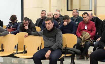 El jefe mafioso Kakhaber Sushanashvili, en primer plano, junto a otros integrantes de la organización durante el juicio en la Audiencia Nacional.