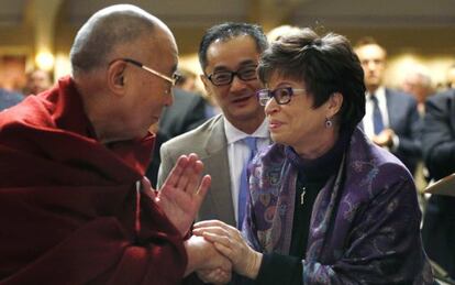 El Dalai Lama saluda a la asesora del presidente, Valerie Jarrett.