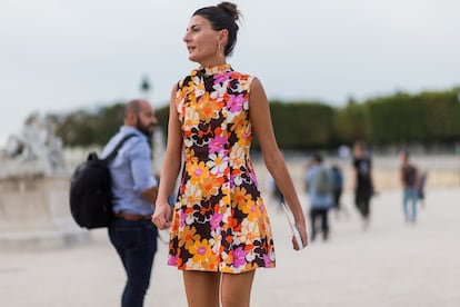 La italiana Giovanna Battaglia con mini vestido de flores de corte y estampado 60's.