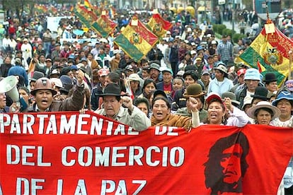 Mientras el destino del país se decide en Sucre, campesinos, obreros, maestros y mineros recorren las calles de La Paz y El Alto, dispuestos a todo si el nuevo presidente de Bolivia es Vaca Díez. El líder de las protestas, el diputado del Movimiento Al Socialismo Evo Morales, asegura que la crisis responde a un movimiento "imparable" de liberación de los pueblos indígenas y coincide con Mesa en que, de no ser comprendida, puede desembocar en una guerra civil.